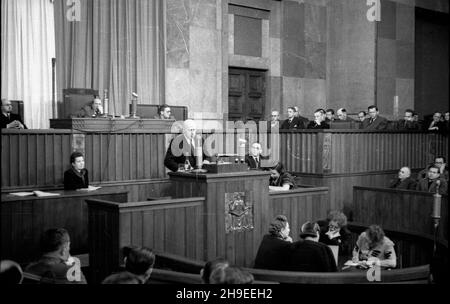 Warszawa, 1947-10-29. Posiedzenie Sejmu. NZ. premier Józef Cyrankiewicz wyg³asza Expose. ps/gr PAP Warschau, 29. Oktober 1947. Der Sejm im Sitzen. Im Bild: Premierminister Jozef Cyrankiewicz gibt eine politische Erklärung ab. ps/gr PAP Stockfoto