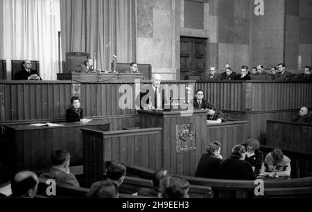 Warszawa, 1947-10-29. Posiedzenie Sejmu. NZ. premier Józef Cyrankiewicz wyg³asza Expose. ps/gr PAP Warschau, 29. Oktober 1947. Der Sejm im Sitzen. Im Bild: Premierminister Jozef Cyrankiewicz gibt eine politische Erklärung ab. ps/gr PAP Stockfoto