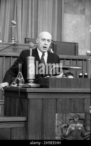 Warszawa, 1947-10-29. Posiedzenie Sejmu. NZ. premier Józef Cyrankiewicz wyg³asza Expose. ps/gr PAP Warschau, 29. Oktober 1947. Der Sejm im Sitzen. Im Bild: Premierminister Jozef Cyrankiewicz gibt eine politische Erklärung ab. ps/gr PAP Stockfoto