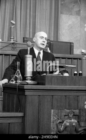 Warszawa, 1947-10-29. Posiedzenie Sejmu. NZ. premier Józef Cyrankiewicz wyg³asza Expose. ps/gr PAP Warschau, 29. Oktober 1947. Der Sejm im Sitzen. Im Bild: Premierminister Jozef Cyrankiewicz gibt eine politische Erklärung ab. ps/gr PAP Stockfoto