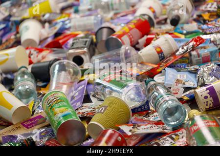 CHARKOW, UKRAINE - 10. AUGUST 2021: Großer Stapel verschiedener Verpackungen und leerer Einwegverpackungen und Becher aus der berühmten Markenproduktion von Lebensmitteln und Getränken Stockfoto