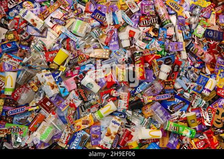 CHARKOW, UKRAINE - 10. AUGUST 2021: Großer Stapel verschiedener Verpackungen und leerer Einwegverpackungen und Becher aus der berühmten Markenproduktion von Lebensmitteln und Getränken Stockfoto