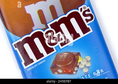 CHARKOW, UKRAINE - 15. MÄRZ 2021: M M's Milchschokolade. M M's wird seit 1941 von Mars Incorporated produziert Stockfoto