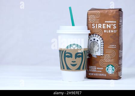 CHARKOW, UKRAINE - 15. MÄRZ 2021: Starbucks Produktion auf weißem Holztisch. Starbucks Corporation ist eine multinationale Kette von Kaffeehäusern und Roaste Stockfoto