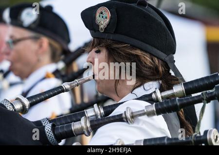 Eine Dudelsackspielerin spielt die Dudelsäcke der Great Highland auf einem schottischen Festival in Moab, Utah. Stockfoto