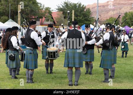 Eine Highland-Pfeifenband spielt Great Highland Dudelsack und Schlagzeug im Kreis auf einem schottischen Festival in Utah. Stockfoto