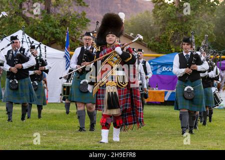 Eine Highland Drum Major in ihrer vollen Regalia und Mace führt eine Pfeifenband auf einem schottischen Festival in Moab, Utah. Stockfoto