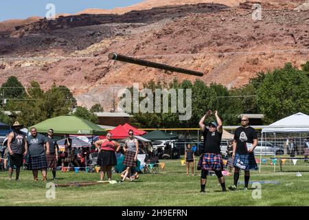 Ein Konkurrent tosses the caber in einem Wettbewerb auf einem schottischen Festival in Utah. Stockfoto