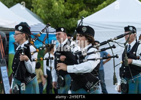 Männliche und weibliche Dudelsackläufer bereiten sich in voller Form auf ein schottisches Festival in Moab, Utah, vor. Stockfoto