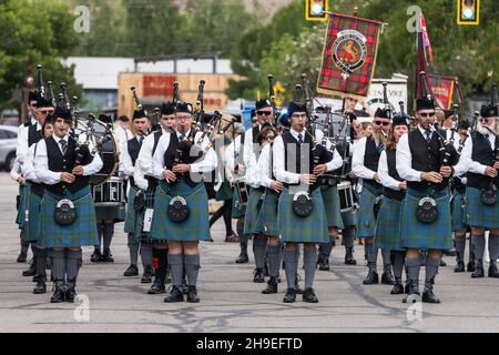 Ein schottisches Pippeband aus Dudelsackläufern und Trommlern marschiert in einer Parade auf einem schottischen Festival in Moab, Utah. Stockfoto