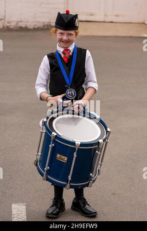 Eine junge Schlagzeugerin in einer Highland-Pfeifenband mit ihrer Tenortrommel auf einem schottischen Festival in Utah. Stockfoto