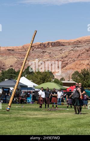 Ein Konkurrent tosses the caber in einem Wettbewerb auf einem schottischen Festival in Utah. Stockfoto