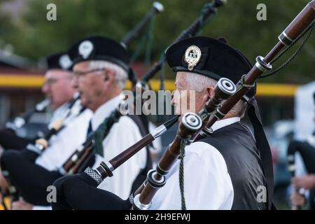 Dudelsackspieler spielen auf einem schottischen Festival in Moab, Utah, die Great Highland Dudelsacksacksäcke in voller Form. Stockfoto