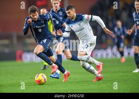 Luigi Ferraris Stadium, Genua, Italien, 05. Dezember 2021, BARTOSZ BERESZYNSKI (Sampdoria), Mattia Zaccagni (Lazio) während der UC Sampdoria vs SS Lazio - Stockfoto