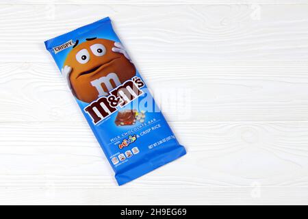 CHARKOW, UKRAINE - 15. MÄRZ 2021: M M's Milchschokolade. M M's wird seit 1941 von Mars Incorporated produziert Stockfoto