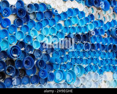 Kunstwerke aus Plastikflaschen-Kappen, die am Strand auf der Insel Vlieland, Niederlande, gefunden wurden Stockfoto
