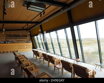 Besucherbereich mit Bar in der Brauerei Fortuna auf Vlieland Island, Niederlande. Sie nutzen Wasser von der Insel selbst und sind vollständig nachhaltig. Stockfoto