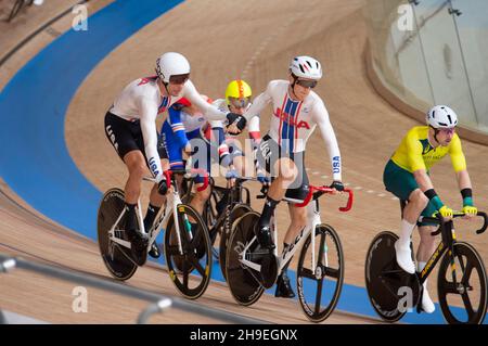 Gavin Hoover und Adam Hegyvary tauschen sich während des Madison-Events bei den Olympischen Spielen 2020 in Tokio aus. Stockfoto