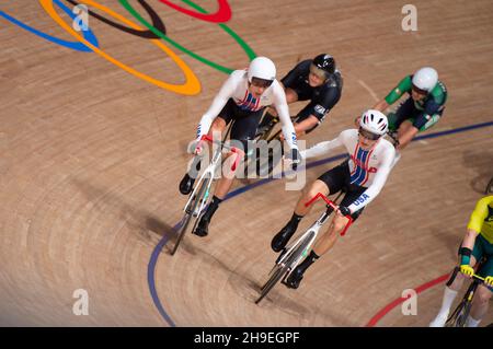 Gavin Hoover und Adam Hegyvary tauschen sich während des Madison-Events bei den Olympischen Spielen 2020 in Tokio aus. Stockfoto