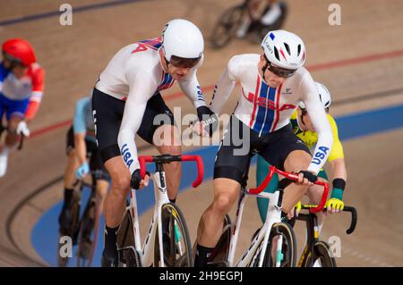 Gavin Hoover und Adam Hegyvary tauschen sich während des Madison-Events bei den Olympischen Spielen 2020 in Tokio aus. Stockfoto