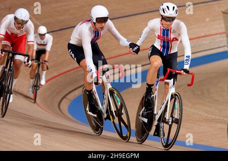 Gavin Hoover und Adam Hegyvary tauschen sich während des Madison-Events bei den Olympischen Spielen 2020 in Tokio aus. Stockfoto