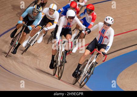 Gavin Hoover und Adam Hegyvary tauschen sich während des Madison-Events bei den Olympischen Spielen 2020 in Tokio aus. Stockfoto