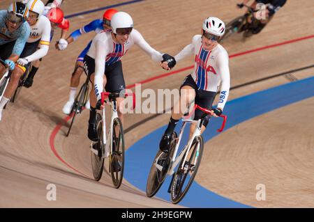 Gavin Hoover und Adam Hegyvary tauschen sich während des Madison-Events bei den Olympischen Spielen 2020 in Tokio aus. Stockfoto