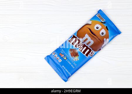 CHARKOW, UKRAINE - 15. MÄRZ 2021: M M's Milchschokolade. M M's wird seit 1941 von Mars Incorporated produziert Stockfoto