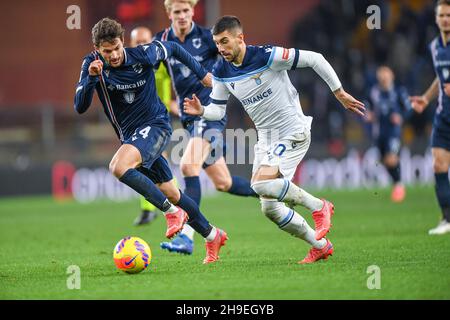 Genua, Italien. 05th Dez 2021. BARTOSZ BERESZYNSKI (Sampdoria), Mattia Zaccagni (Lazio) während der UC Sampdoria vs SS Lazio, italienische Fußballserie A Spiel in Genua, Italien, Dezember 05 2021 Kredit: Unabhängige Fotoagentur/Alamy Live News Stockfoto