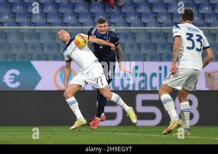 Genua, Italien. 05th Dez 2021. Adam MARUSIC (Lazio), Julian Chabot (Samdpria) während der UC Sampdoria vs SS Lazio, italienische Fußballserie A Spiel in Genua, Italien, Dezember 05 2021 Quelle: Independent Photo Agency/Alamy Live News Stockfoto