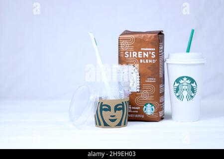 CHARKOW, UKRAINE - 15. MÄRZ 2021: Starbucks Produktion auf weißem Holztisch. Starbucks Corporation ist eine multinationale Kette von Kaffeehäusern und Roaste Stockfoto