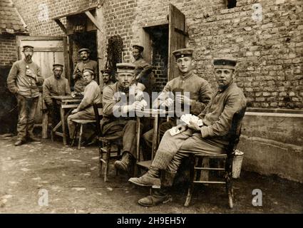 Deutsche rekrutieren Spielkarten in informellen Momenten, wenige Jahre nach dem ersten Weltkrieg Stockfoto