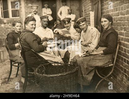 Deutsche Rekruten und Frauen (wahrscheinlich im Krankenhaus) in informellen Momenten, wenige Jahre nach dem ersten Weltkrieg Stockfoto