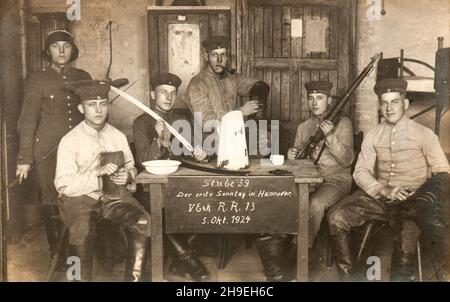 Deutsche feiern ihren ersten Sonntag in Hannover, wenige Jahre nach dem Ersten Weltkrieg (1924) Stockfoto