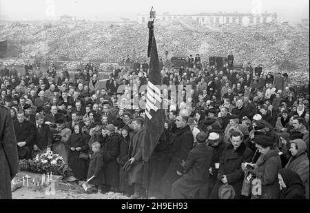 Warszawa, 1947-11-01. Msza ¿a³obna na gruzach Pawiaka w ho³dzie zamordowanym w niemieckich wiêzieniach i obozach. NZ. Delegacje organizacji spo³ecznych i rodziny pomordowanych podczas mszy. ps/gr PAP Warschau, 1. November 1947. Die Trauermesse zu Ehren der in deutschen Gefängnissen und Konzentrationslagern ermordeten Menschen wurde in den Ruinen von Pawiak, dem ehemaligen Gefängnis, angeboten. Im Bild: Delegationen von sozialen Übernahmen und Familien der Ermordeten während der Messe. ps/gr PAP Stockfoto