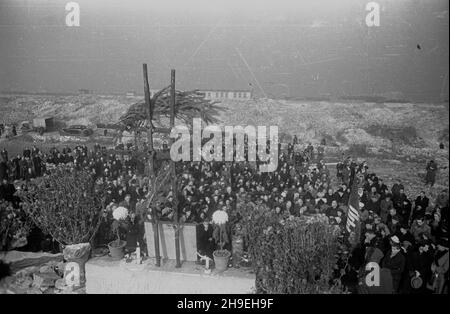 Warszawa, 1947-11-01. Msza ¿a³obna na gruzach Pawiaka w ho³dzie zamordowanym w niemieckich wiêzieniach i obozach. NZ. o³tarz polowy z krzy¿em wykonanym z krat wiêziennych. W g³êbi ruiny getta. ps/gr PAP Warschau, 1. November 1947. Die Trauermesse zu Ehren der in deutschen Gefängnissen und Konzentrationslagern ermordeten Menschen wurde in den Ruinen von Pawiak, dem ehemaligen Gefängnis, angeboten. Im Bild: Der Altar mit dem Kreuz aus Gefängnisstangen. Im Hintergrund die Ruinen des Ghettos. ps/gr PAP Stockfoto