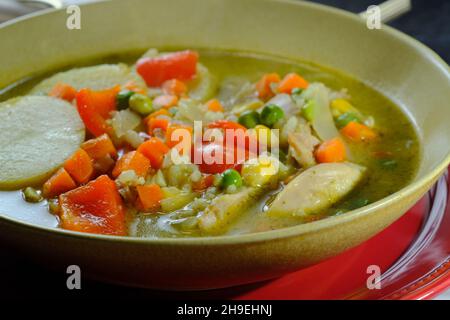 Peruanische Koriander-Hühnersuppe oder Aguadito de Pollo mit yukon-Goldkartoffeln und Mais Stockfoto