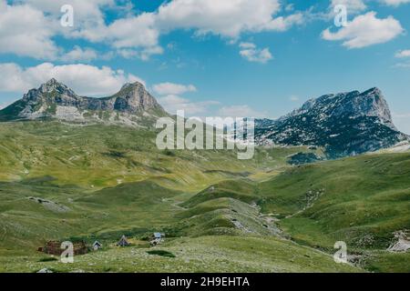 Der Bergpass Sedlo liegt im Norden Montenegros. Fantastische grüne Aussicht auf Saddle Mountain, Durmitor Massive, Montenegro Stockfoto