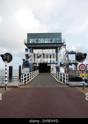 Die Autorampe der Fähre von der Insel Vlieland nach Harlingen, Friesland, Niederlande. Die Fahrt über das flache Wattenmeer dauert etwa 90 Minuten. Stockfoto