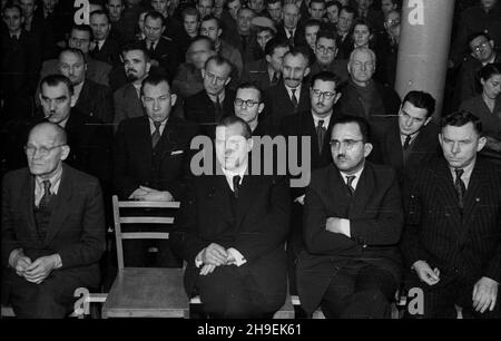 Warszawa, 1947-11. Ul. Bagatela 12. Uroczyste posiedzenie w³adz Stronnictwo Ludowego (SL) z okazji 40 lecia ruchu zaraniarskiego (od czasopisma Zaranie, którego wspó³za³o¿ycielem w 1907 r. by³ dzia³acz ludowy Tomasz Nocznicki). NZ. m.in. w pierwszym rzêdzie: minister lasów Boles³aw Podedworny (1P), Wicepremier Antoni Korzycki (3P), prezes SL Wincenty Baranowski (1L). W prawym górnym rogu Minister kultury i sztuki Stefan Dybowski. mb/mgs PAP Dok³adny dzieñ wydarzenia nieustalony. Warschau, 1947. November. 12 Bagatela Street. Eine Sitzung der Behörden der Bauernpartei (SL) anlässlich der 40th Stockfoto