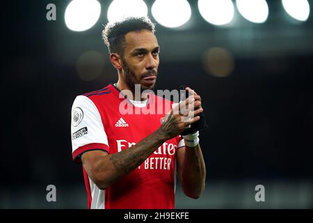 Pierre-Emerick Aubameyang von Arsenal applaudiert den Fans nach dem Premier League-Spiel im Goodison Park, Liverpool. Bilddatum: Montag, 6. Dezember 2021. Stockfoto