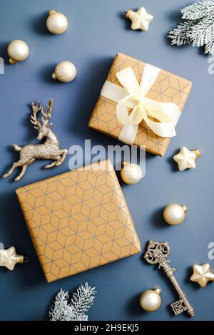 Vintage Weihnachtsgeschenke und -Dekorationen auf dunkelblauem Hintergrund. Weihnachtsfeier, Winter, Neujahrskonzept. Flach liegend, Draufsicht. Stockfoto