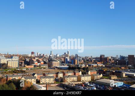 Ein Blick über Leeds von einer mobilen Hocharbeitsplattform (MEWP) Stockfoto