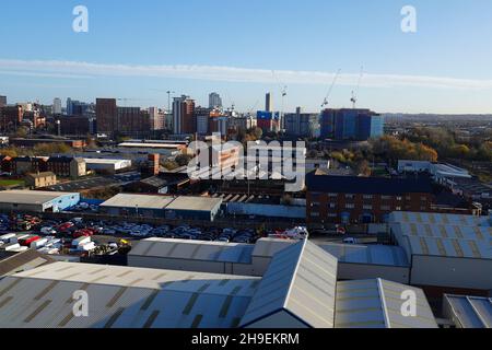 Ein Blick über das Industriegebiet von Leeds mit Blick auf das Stadtzentrum. Stockfoto