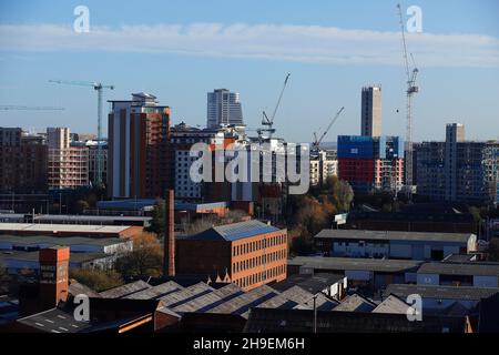 Skyline von Leeds einschließlich Catleton Mill, Bridgewater Place, City Island und derzeit im Bau befindliche „The Junction“ Apartments Stockfoto