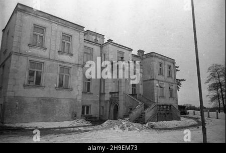 Konstancin, 1947-11-03. W Instytucie Ludowym Polskiej Partii Robotniczej prowadzone s¹ szkolenia aktywu partyjnego. NZ. gmach szko³y. mw PAP Konstancin, 3. November 1947. Im Volksinstitut der Polnischen Arbeiterpartei wurden Kurse für Parteiaktivisten abgehalten. Im Bild: Das Schulgebäude. mw PAP Stockfoto