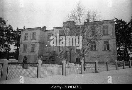 Konstancin, 1947-11-03. W Instytucie Ludowym Polskiej Partii Robotniczej prowadzone s¹ szkolenia aktywu partyjnego. NZ. gmach szko³y. mw PAP Konstancin, 3. November 1947. Im Volksinstitut der Polnischen Arbeiterpartei wurden Kurse für Parteiaktivisten abgehalten. Im Bild: Das Schulgebäude. mw PAP Stockfoto