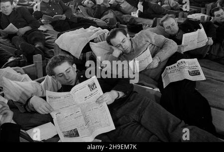 Konstancin, 1947-11-03. Szkolenie aktywu partyjnego prowadzone w Instytucie Ludowym Polskiej Partii Robotniczej. W programie s¹ m.in. Wyznaczone godziny czytania gazet, raz na tydzieñ odbywa siê przegl¹d wydarzeñ, tzw. prasówka. NZ. Uczestnicy szkolenia w sypialni, czas na obowi¹zkow¹ lekturê G³osu Ludu. mw PAP Konstancin, 3. November 1947. Im Volksinstitut der Polnischen Arbeiterpartei wurden Kurse für Parteiaktivisten abgehalten. Der Lehrplan beinhaltete das Lesen von Zeitungen zu festgelegten Zeiten mit einer Übersicht über die wichtigsten Ereignisse, die einmal pro Woche abgehalten wurden. Im Bild: Kursteilnehmer in einem Schlafzimmer, Zeit für Stockfoto