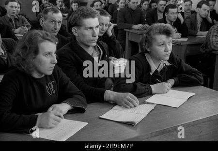 Konstancin, 1947-11-03. Szkolenie aktywu partyjnego prowadzone w Instytucie Ludowym Polskiej Partii Robotniczej. NZ. Uczestnicy szkolenia w sali wyk³adowej. mw PAP Konstancin, 3. November 1947. Im Volksinstitut der Polnischen Arbeiterpartei wurden Kurse für Parteiaktivisten abgehalten. Im Bild: Kursteilnehmer in einem Vortragsraum. mw PAP Stockfoto