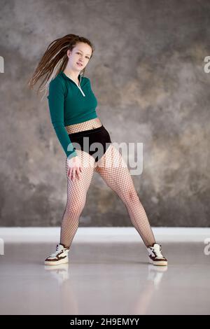 Die Netzstrumpfhose wird von der Tänzerin von twerk während der Trainingseinheit im Tanzstudio getragen. Stockfoto